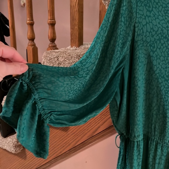 EVRI women’s v neck blouse in green, size 1X.🍀 - Picture 3 of 7